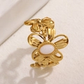 Anello a fiore dorato con petali traforati e pietra naturale ovale in stile vintage - Bianco (A4921)