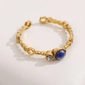 Anello aperto dorato con cuori intrecciati, pietra blu scuro e dettagli in zircone - Venduto Singolarmente / Stile Blu Scuro (A4939)