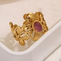 Anello dorato a fiore con pietra rosa ovale e petali traforati in stile vintage - Viola (A4922)