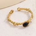 Anello aperto dorato con pietra nera ovale e cristallo nel design a onde traforate - Venduto Singolarmente / Stile Nero (A4942)