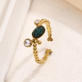 Vergoldeter Ring mit grüner ovaler Edelstein-Einlage und Zirkonia-Verzierungen - Grüner Stil (A4929)