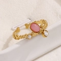 Verstellbarer Goldring mit rosa ovalem Stein und kleinen Herz-Perlen-Elementen - Rosa Stil (A4930)
