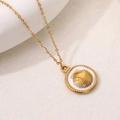 Gouden roestvrijstalen ketting met ronde hanger van wit parelmoer en schelpvormig reliëf - Wit