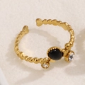 Verstellbarer goldener Herzring mit schwarzem Rundstein und kleinen weißen Diamanten - Schwarzer Stil (A4932)