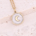 Dettaglio macro della collana con pendente a mezzaluna dorata e intarsio stellato - Mezzaluna d'Oro su Base Bianca