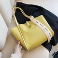 Borsa a mano grande giallo brillante con trama a grana e nastro decorativo chic - Giallo