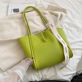 Borsa tote verde mela in pelle martellata con nastro decorativo alla moda - Verde