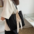 Borsa tote nera minimalista con trama geometrica e nastro decorativo alla moda - Stile con Trama a Bolle Nere / Nero