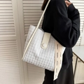 Borsa tote bianca in PU plissettato con cinturino alla moda e chiusura a bottone - Stile con Trama a Bolle Bianco Riso / Bianco Sporco