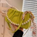 Neongrüne Plissee-Schultertasche mit Perlenhenkel und Seidenschal-Kettendekoration - Kiwi-Grün