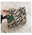 Borsa tote a righe bianco sporco con catena argento e ciondolo smiley verde - Bianco (Base Bianca Strisce Nere)