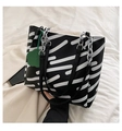 Borsa tote zebrata con catena argentata e ciondolo floreale verde decorativo - Nero (Base Nera Strisce Bianche)