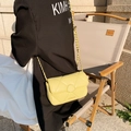 Borsa a tracolla trapuntata giallo brillante con catena elegante e scritta di moda - Giallo