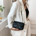Borsa a tracolla trapuntata nera con catena dorata e chiusura in metallo elegante - Nero