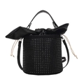 Modische schwarze Zylindertasche mit Nietenbesatz und Schleifen-Kordelzug-Detail - Schwarz