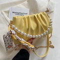 Hellgelbe Cloud Bag mit Raffung, Perlengriff und bedrucktem Seidenschal-Gurt - Gelb