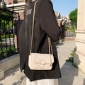 Elegante borsa a tracolla beige trapuntata con catena dorata e motivo a rombi raffinato - Bianco Sporco