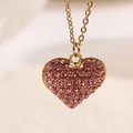Elegante collar de corazón dorado con cristales rosas pavé en una cadena fina - Rosa