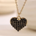 Elegante collar con colgante de corazón dorado y piedras negras micropavé en cadena fina - Negro