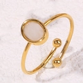 Minimalistische vergulde open ring met een ovale doorschijnende witte natuursteen inleg - Witte Ovale Edelsteen (A4963)