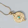 Halskette mit goldener Sonnenrelief-Prägung, Türkis-Edelstein und feiner Kordelkette - Runde Sonne