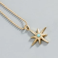 Goldene Halskette mit Sternanhänger, blauem Edelstein und feiner Perlenkette - Himmelsstern