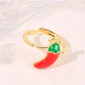 Anillo dorado ajustable con un colgante de chile rojo en acabado esmaltado - Chile (A4857)
