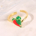 Anillo dorado ajustable con dijes de chile esmaltado rojo y verde en un diseño elegante - Doble Chile (A4858)