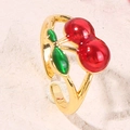 Anillo dorado ajustable con cerezas rojas, hojas verdes y acabado esmaltado - Cereza (A4859)