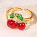 Anillo ajustable dorado con cereza roja y hoja verde de diseño dulce esmaltado - Cereza Negra (A4860)