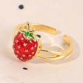 Bague fraise dorée ajustable avec breloque en émail rouge pour un style de fruit élégant - Fraise Ajourée (A4862)