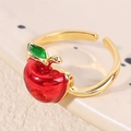 Bague dorée ajustable avec breloque pomme rouge émaillée et détail de feuille - Pomme (A4863)