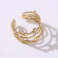 Dettaglio anello dorato multistrato con petali di fiori, trama e perle bianche incastonate - Stile Cavo Largo a Croce Con Perle / Oro