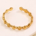 Bague ouverte dorée élégante avec un motif délicat de découpes d'étoiles et de fleurs - Style Étoile Pétale (A4855)