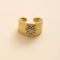 Anello largo in acciaio dorato con texture spazzolata, motivo solare e pietra verde - Fascia Larga Oro Stella Solare Intarsiata (Stella)