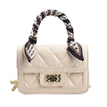 Elegante cremeweiße Stepptasche mit Seidentuch am Griff und goldenem Drehverschluss - Weiß