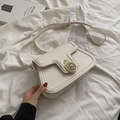 Borsa a tracolla vintage beige con serratura a corona dorata su pelle testurizzata - Bianco perla