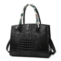 Bolso negro con grabado de cocodrilo, pañuelo de seda en asa y correa ajustable - Negro Bolso individual