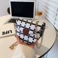 Borsa a tracolla a quadri con fibbia a cuore e catena dorata in stile caffetteria - Bianco (Quadri Nero Bianco Viola)