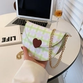 Borsa a sella a quadri pastello con chiusura magnetica a cuore e catena dorata - Verde (Quadri Verde Viola)