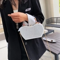 Borsa da sera bianca a forma di cuore con cristalli, catena dorata e foulard - Bianco