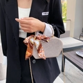 Elegante borsa da sera a cuore con cristalli champagne e dettaglio foulard di seta decorativo - Cachi