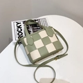 Borsa a secchiello intrecciata a scacchi verde e bianca con manici e tracolla - Verde