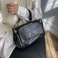 Grande borsa a tracolla nera in ecopelle vintage con trapuntatura e catena metallica - Nero