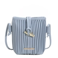 Hellblaue plissierte Bucket-Bag aus PU-Leder mit goldenem Hornverschluss und Kette - Blau