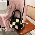 Mini borsa tote a scacchi bianchi e neri con trama intrecciata e ciondolo a cane - Nero Con Pendente A Coniglio