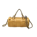 Gelbe zylindrische Flechtasche mit grober Kette und silbernem Kugelanhänger - Gelb