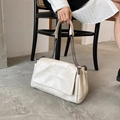 Borsa a tracolla crema in pelle morbida con patta trapuntata e catena metallica - Bianco Sporco