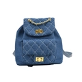 Blauer Denim-Rucksack mit weißer Rautensteppung und goldener Kette auf weißem Hintergrund - Dunkelblau