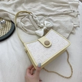 Borsa a spalla color crema e bianco con motivi a rilievo e fiocco in seta sul manico - Giallo